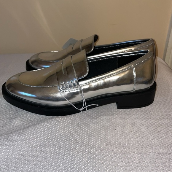A new day women’s 8.5 Silver Loafers slip in memory foam metallic Jordan NWT - Picture 2 of 6